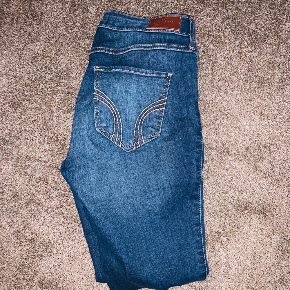 Dark wash Hollister skinny jeans. Mid-Rise